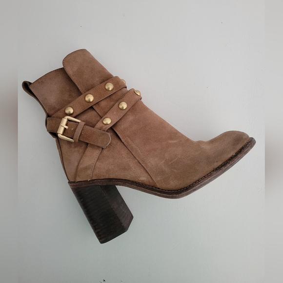 SEE BY CHLOE tan suede heeled booties with belt detail and gold studs - Picture 2 of 7
